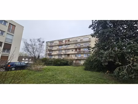 t3 lumineux avec balcon  cave et box à meaux