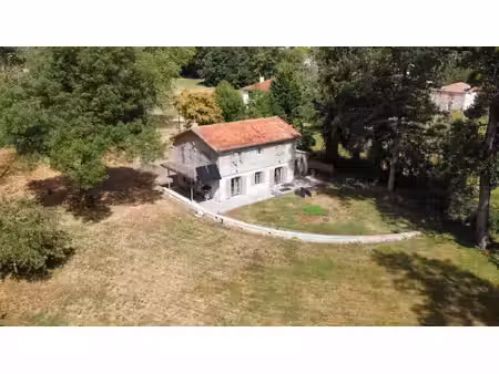 propriété de caractère  indépendante  avec de vastes jardins privés et un bois