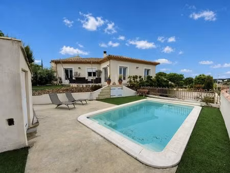 villa de plain-pied sur sous-sol avec piscine