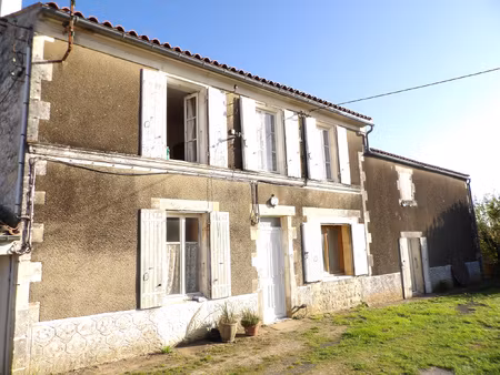 maison charentaise en 2 parties avec jardin  puits et dépend