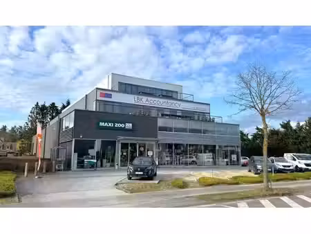 ingedeelde kantoorruimte met visibiliteit te huur in sint-martens-latem
