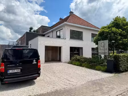 volledig gerenoveerd en instapklaar horecapand op toplocatie in oelegem