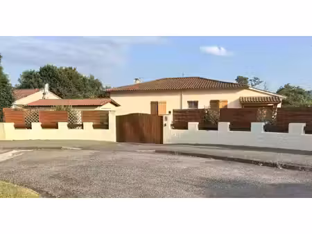 clarac jolie maison de plain pied avec piscine sur terrain 1100