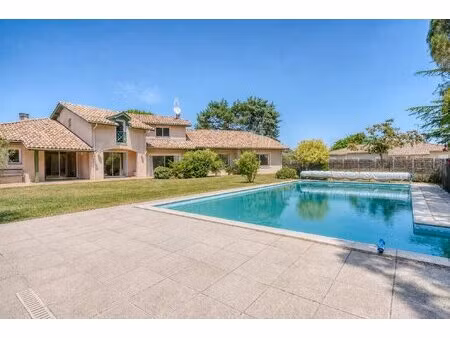 maison en r+1 8 pièces de 261m2 habitables avec piscine  pool house et garage attenant sur