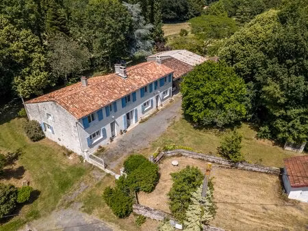charentaise : 2 logements  dépendances  terrain 7500 m2