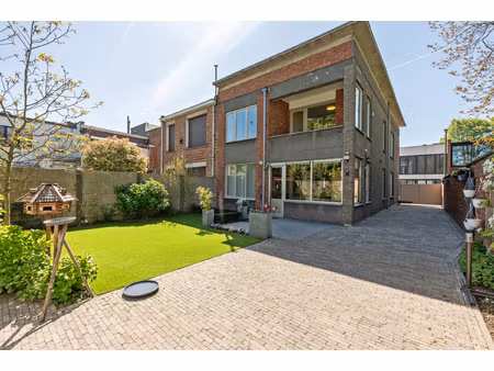 commercieel te koop in berchem met 3 slaapkamers