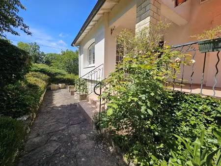 maison d’architecte des années 70 avec piscine et grand jardin arboré – à proximité...