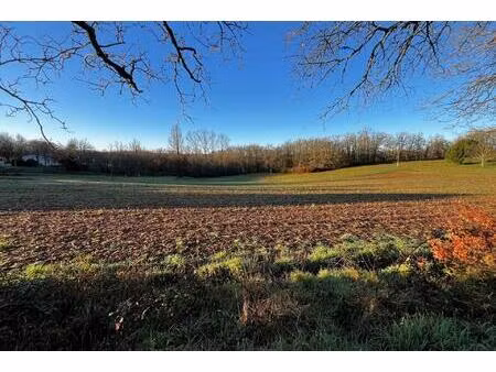 terrain constructible de 3700 m2 à vendre  avec cu  à 2 minutes des commerces de gourdon.