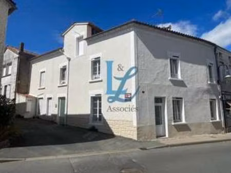 vente immeuble aux essarts (85140) : à vendre / 138m² les essarts