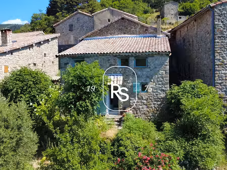 maison de hameau en pierre de 72 m2 avec une terrain arboré de 810 m2