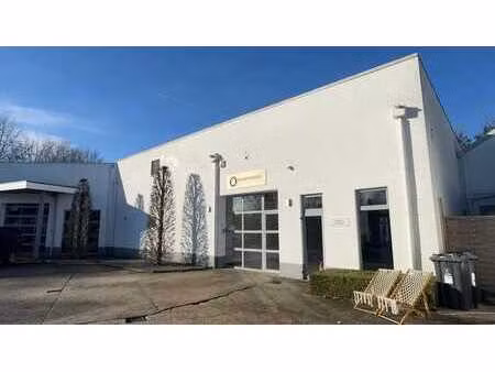 espace polyvalent à louer près du r4 et de l'e40 à drongen.