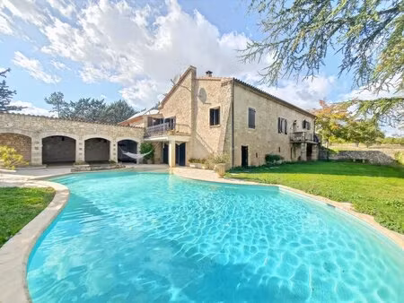 proche forcalquier  propriété de 231 m² sur 20 hectares de terrain