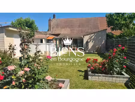 exclusif seurre  maison ancienne avec 3 chambres et joli jardin