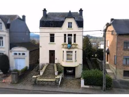 maison familiale 4 façades avec grand jardin et garage.