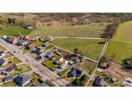 grande maison avec écuries pour chevaux sur environ 85 ares