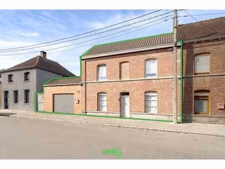 maison cosy de 3 chambres avec une grande cour.