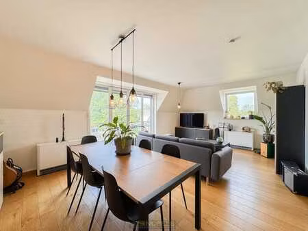à vendre : récent appartement sous les toits avec terrass...