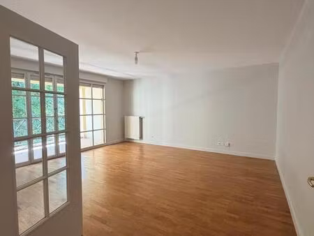 spacieux t4 de 105 m2 avec balcon  garage et parking - ecully