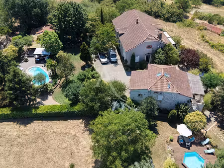 propriété de caractère de 2 maisons en pierre  2 piscines avec vue imprenable.