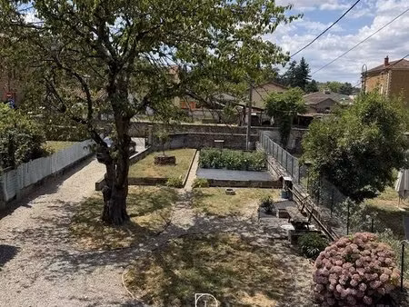 maison de ville en pierre avec jardin