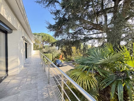 maison t5 de 186 m2 avec 49 m2 de garage  piscine et 970 m2