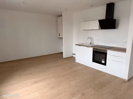 t3 de 60 m² + local de stockage + parking + terrasse