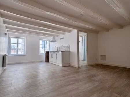 t2 50m² centre-ville de jarnac avec patio