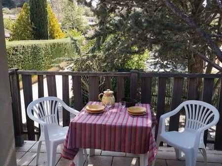 studio meublé dans une propriété calme  avec terrasse et parking privé