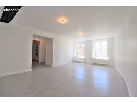 sedan f3 85m2  2 chambres  1 grand séjour. pas de frais