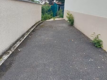 location place de parking linas