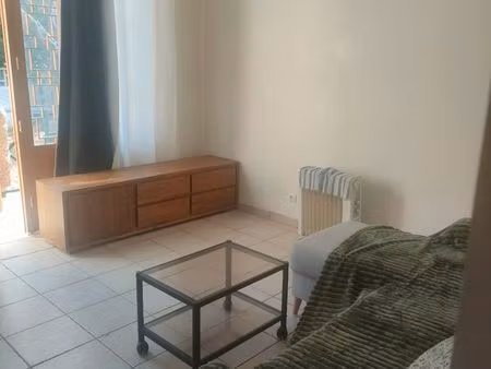 un appartement meublé en location dans une maison