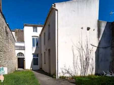 vente immeuble à luçon (85400) : à vendre / 245m² luçon