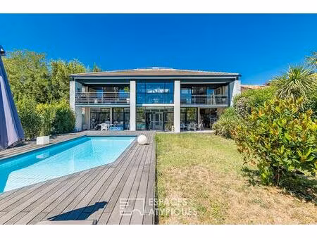maison manifeste aux volumes spectaculaires