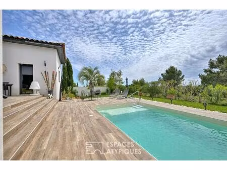 villa contemporaine de plain pied avec piscine et vue
