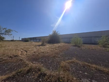 bâtiment à usage industriel et commercial de 1600m2