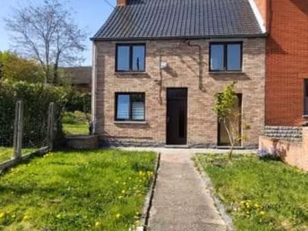 maison avec 2 entrées & jardin devant & 2 ch