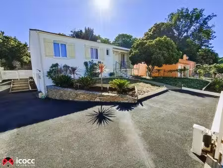 maison familiale d'environ 160 m² habitables avec sous-sol aménagé  garage et terrain clos
