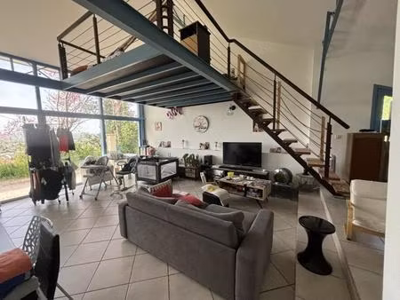 maison t6 située dans les hauteurs de bon encontre