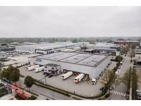 entrepôt logistique situé à un emplacement stratégique le...