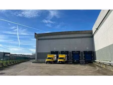 entrepôts logistiques avec quais de chargement à proximité