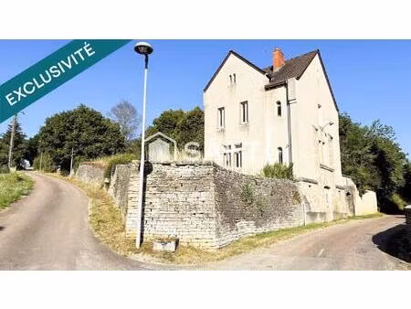 maison paroissiale à rénover dans un cadre verdoyant