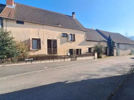 maison beau potentiel avec plusieurs dépendances