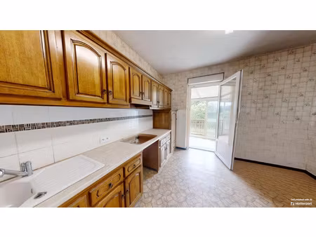grande maison de village avec terrain et véranda
