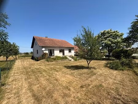 jolie maison au calme dans un village