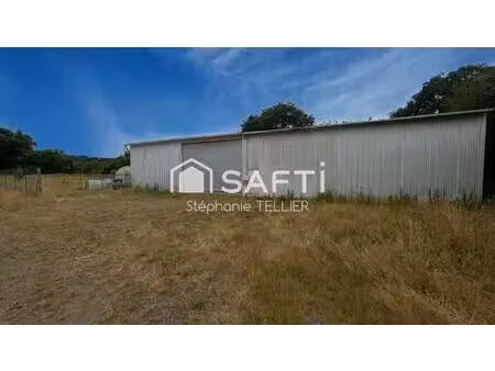 sur le secteur de callac terrain avec une partie constructible + hangar