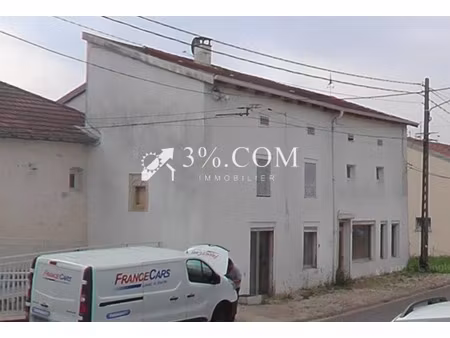 maison de caractère de 280 m² à rénover sur un terrain d'environ 950 m² à favieres