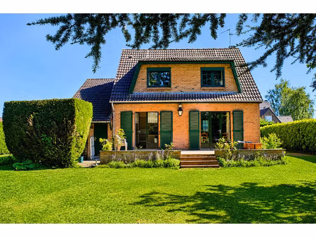 belle maison individuelle érigée sur un terrain de plus de 1 000 m². quatre chambres. gara