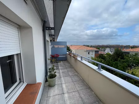 appartement t1 au dernier étage  avec terrasse et parking à blagnac