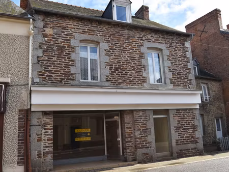 mauron centre ville un immeuble comprenant un logement et un