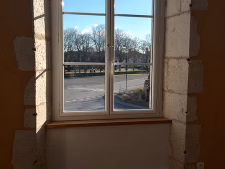 local commercial avec appartement à vendre airvault (79)